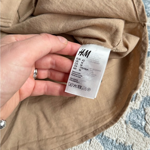H&M tan color Medium %100 cotton shirt - Picture 8 of 8